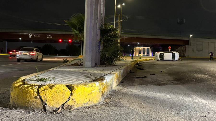 El vehículo volcó tras chocar contra el camellón; al fondo quedó sobre su costado.