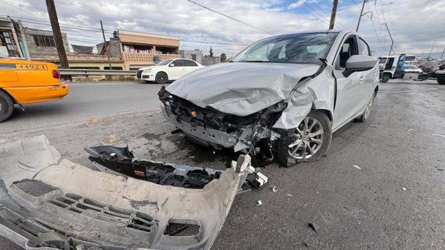 El accidente ocurrió en el periférico Luis Echeverría Álvarez, al bajar del puente de Felipe J. Mery.