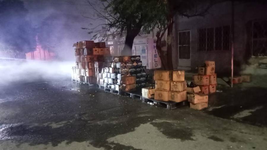 Cajas de cerveza quedaron sobre el pavimento tras el fuego registrado en la colonia Centro de Torreón.