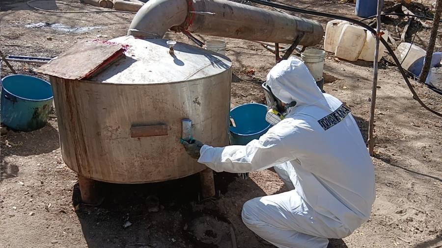 Operativos encabezados por la Marina y coordinados con la SSPC, FGR, Defensa y Guardia Nacional permitieron localizar y desmantelar laboratorios clandestinos de metanfetaminas en Michoacán, Durango y Sinaloa.