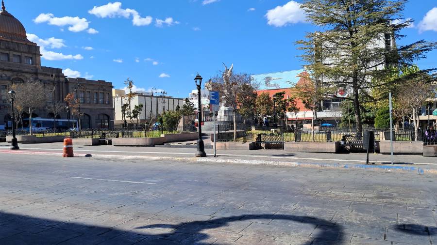 Las calles del Centro Histórico de Saltillo lucieron con menor tránsito peatonal en comparación con días habituales.