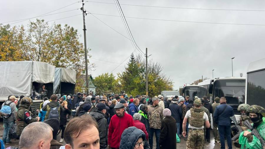 Ucrania y Rusiacomenzaron a entregar ayuda humanitaria en Oleshki y a evacuar a población civil de esa localidad ocupada por las fuerzas rusas en la región sureña de Jersón.