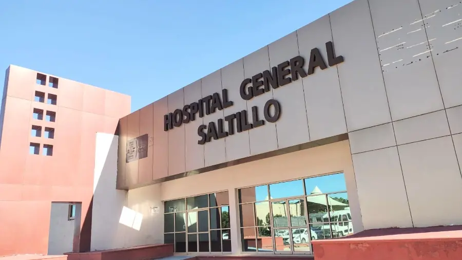 Personal médico realizó durante más de una hora maniobras de reanimación para intentar salvar a la paciente.