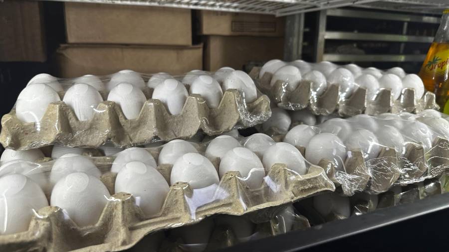 La empresa Midwest Poultry Services ha retirado del mercado aproximadamente 1.5 millones de docenas de huevos blancos y marrones producidos en Texas, Estados Unidos.