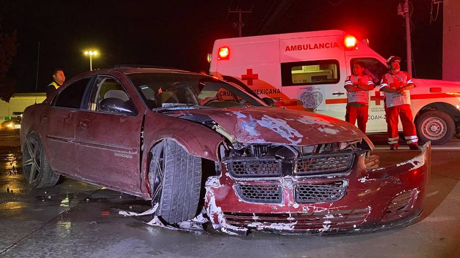 El Dodge Stratus derribó una luminaria tras brincar el camellón central y terminó sobre la banqueta de los carriles contrarios.