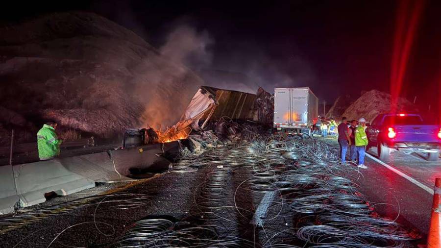 Un accidente con varias unidades pesadas y un tráiler incendiado mantiene cerrada la autopista Monterrey-Saltillo, mientras Guardia Nacional y Protección Civil atienden la zona