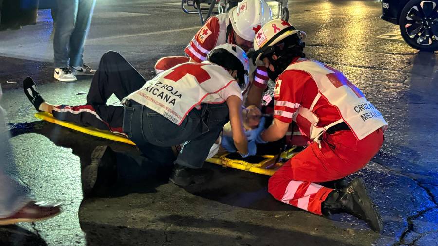 Paramédicos de la Cruz Roja auxiliaron a un joven motociclista de 18 años que resultó gravemente lesionado tras un accidente registrado la noche del jueves sobre la calzada Emilio Carranza.