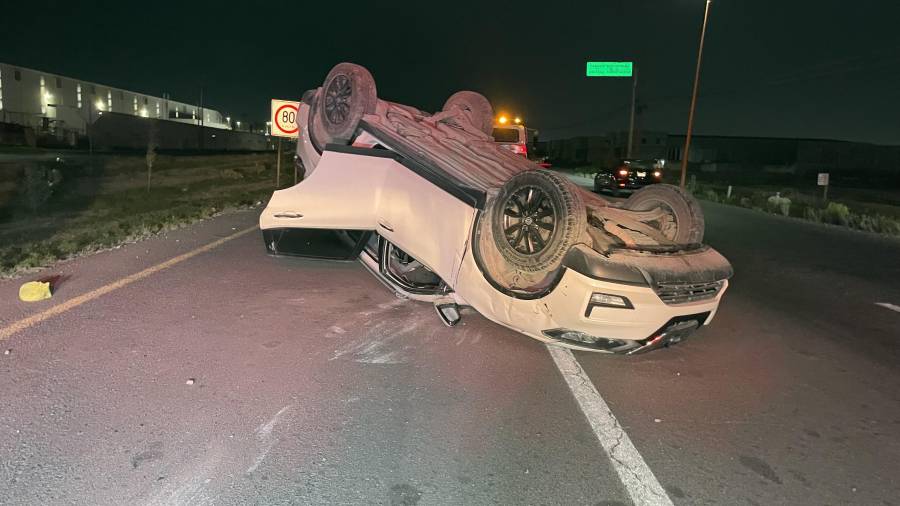La unidad abandonó la carpeta asfáltica y se internó en el área del camellón central; posteriormente, al intentar reincorporarse a la carretera, terminó volcando debido a las condiciones en que era conducida.