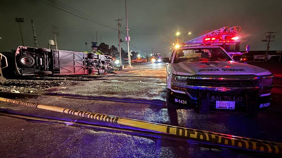 El camión de transporte de personal quedó volcado sobre su costado derecho tras ser impactado por el tren, dejando a varias personas atrapadas y generando una intensa movilización de emergencia.
