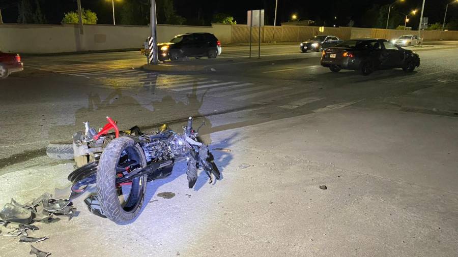 El motociclista y su acompañante salieron proyectados tras el impacto.