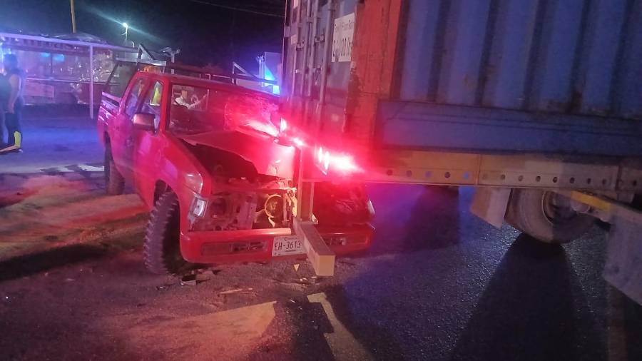 Elementos del cuerpo de bomberos acudieron a su auxilio.