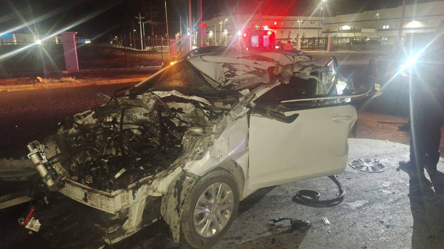 El Chevrolet Onix quedó impactado contra la caja de un tráiler en el libramiento.