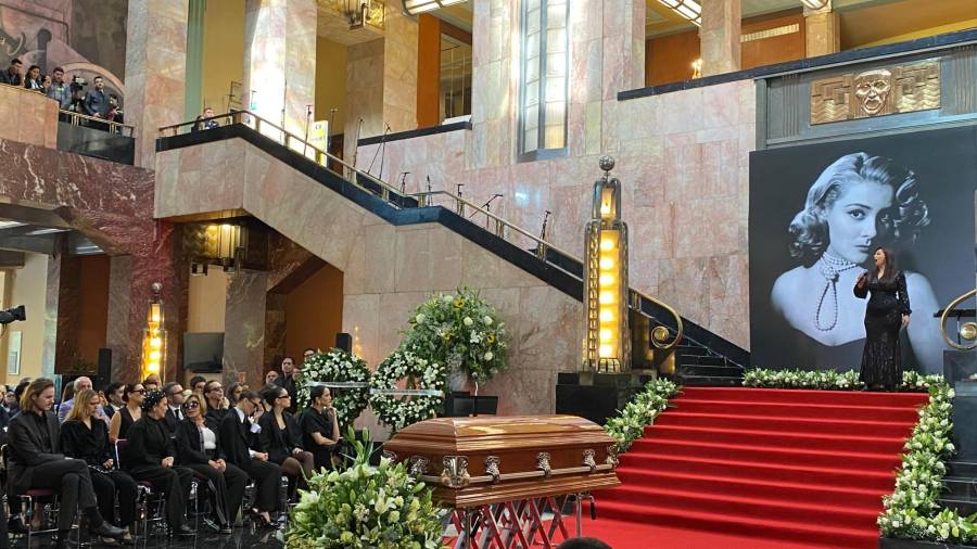 Este sábado el Palacio de Bellas Artes quedó tapizado por la belleza de Silvia Pinal, en el homenaje con el que se le dio el último adiós a esta diva.