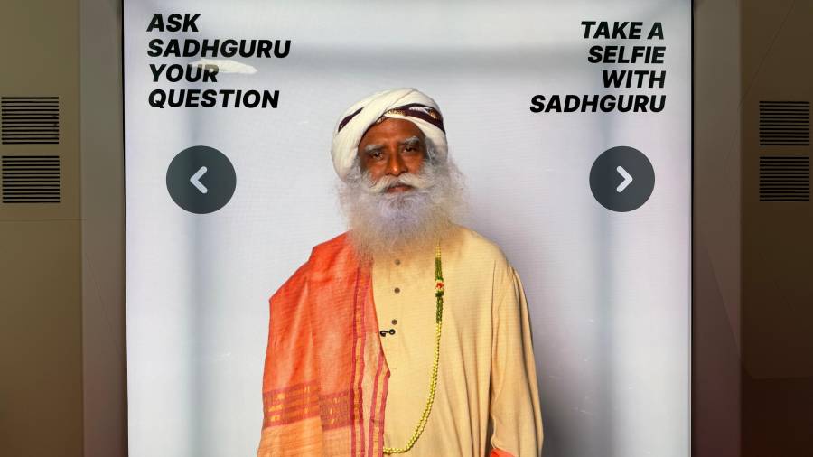 Un chatbot muy realista de Sadhguru, que funciona con inteligencia artificial, se exhibe el miércoles 19 de agosto de 2026 en Los Ángeles.