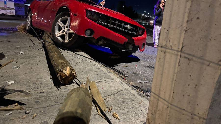 Fragmentos del poste derribado quedaron debajo del vehículo, impidiendo que algunas personas pudieran moverlo tras el choque.