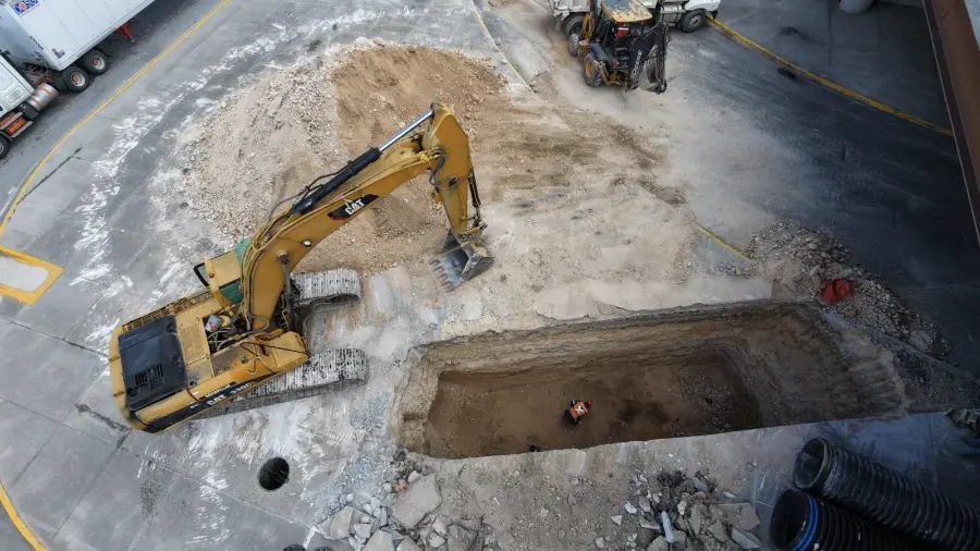La excavación para el Sistema Pluvial Puerta del Oriente, sobre el retorno oriente del bulevar Fundadores, antes de llegar al Centenario de Torreón.