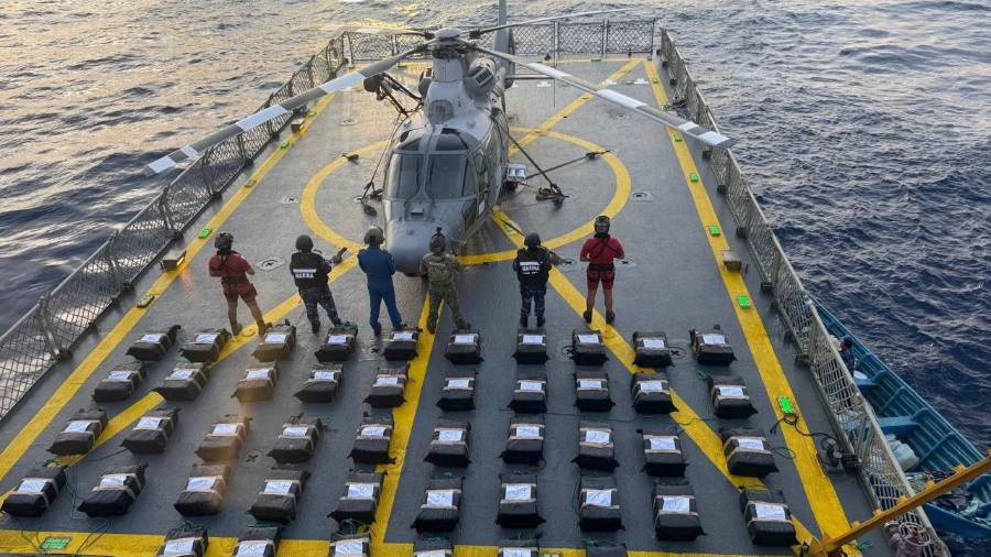 La Marina y la Guardia Costera de EU aseguraron mil 268 kilos de presunta cocaína y detuvieron a seis personas frente a Oaxaca.