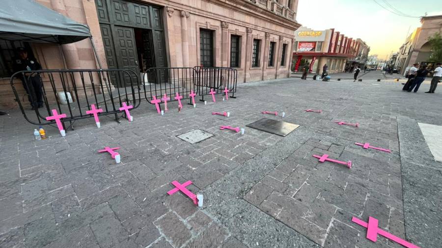 Cruces rosas y veladoras fueron colocadas frente a Palacio de Gobierno durante la velada convocada por familiares y colectivas feministas.