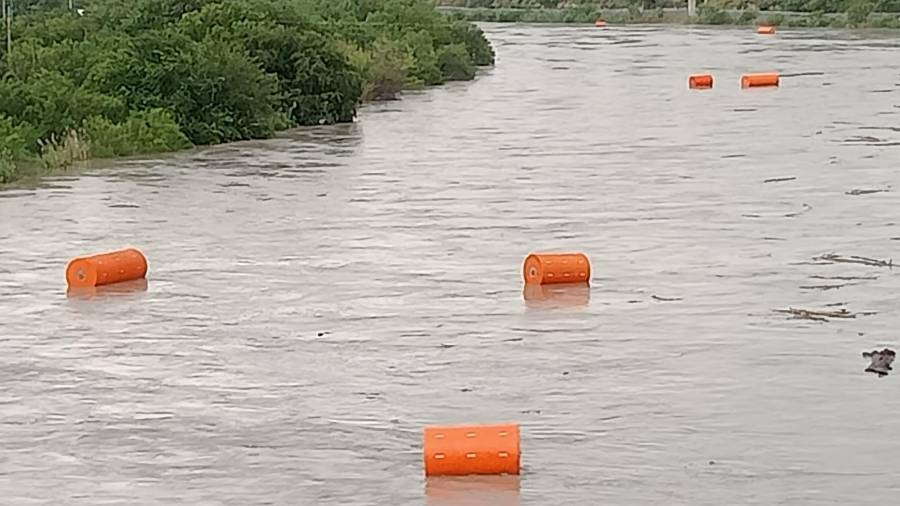 Las autoridades mantienen vigilancia permanente ante el riesgo de que las barreras flotantes impacten la infraestructura fronteriza.