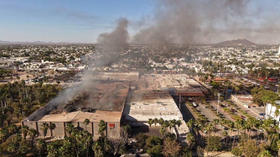 Un voraz incendio en la Plaza Fiesta Las Palmas dejó como saldo cinco personas fallecidas y decenas de lesionados, mientras cuerpos de emergencia continúan con las labores de sofocación y remoción de escombros en la zona comercial.
