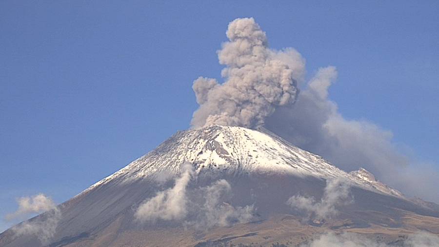 Volcán Popocatépetl lanza fragmentos incandescentes al sureste de Ciudad de México