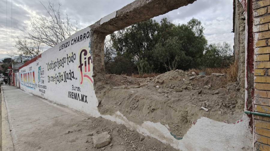 Familiares de la propietaria denunciaron que personas ajenas derribaron parte de la barda del inmueble ubicado en la calle Evaristo Madero 921, en el centro de Saltillo.
