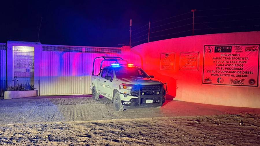 Personal de la FGR y la Marina asegurando auto tanques en las bodegas de Ramos Arizpe.