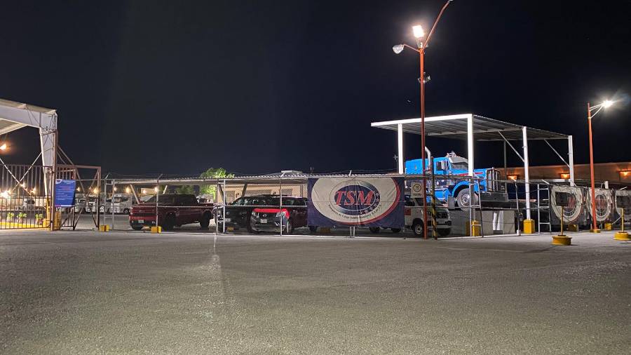 Paramédicos de Protección Civil y Bomeros de Ramos Arizpe acudieron a las instalaciones de la empresa TSM tras recibir el reporte de una persona inconsciente; sin embargo, al arribar al lugar confirmaron que el trabajador ya no contaba con signos vitales.