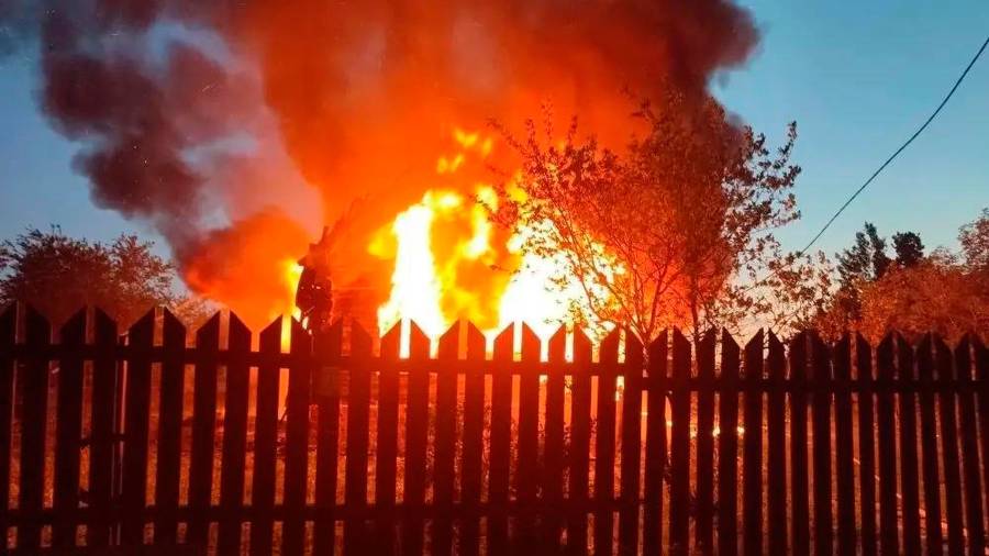 Foto sacada del canal de Telegram del gobernador de la región de Moscú, Andrei Vorobyev, que muestra una casa incendiada tras un ataque ucraniano en Khimki, en las afueras de Moscú.