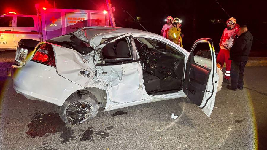 El Aveo terminó volcado sobre los carriles contrarios tras el fuerte impacto.