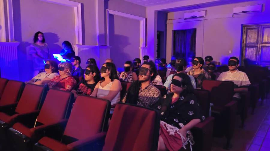 Traído directamente del teatro para ciegos, este proyecto el cual plantea que para contar una buena historia no es necesario verla.