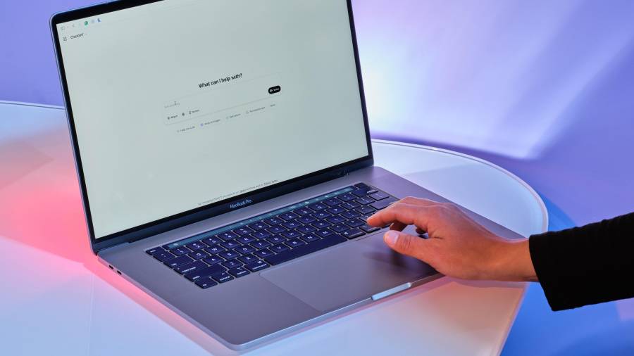 Mientras las empresas tecnológicas se preparan para lanzar sistemas de IA nuevos y más potentes en las próximas semanas, los expertos en ciberseguridad han alzado la voz para advertir que las tecnologías de IA están cambiando fundamentalmente la ciberseguridad.