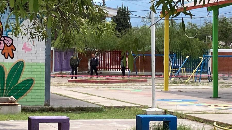 Autoridades estatales y agentes ministeriales realizaron diligencias en el área de juegos del plantel tras el fallecimiento del menor.