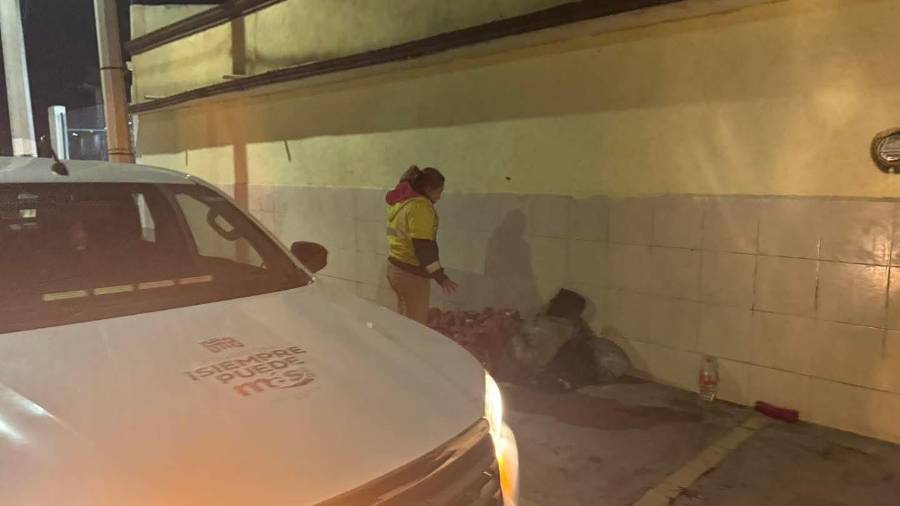 Personal de Protección Civil realiza recorridos nocturnos para ubicar a personas vulnerables y ofrecerles resguardo.