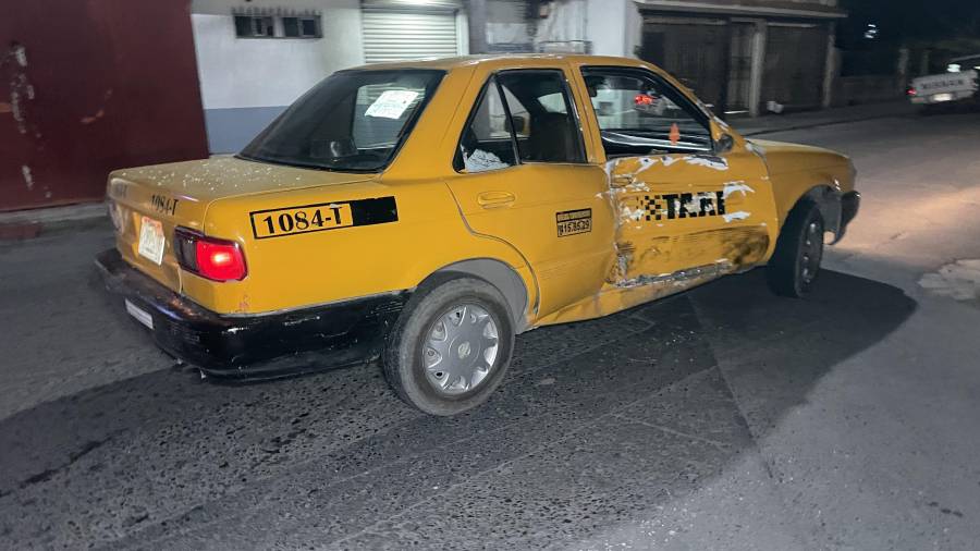 El accidente ocurrió en el cruce de Emilio Carranza y Pérez Treviño, donde el conductor de un taxi presuntamente intentó girar para abordar pasaje, cerrándole el paso a un motociclista que terminó impactándose contra la unidad.
