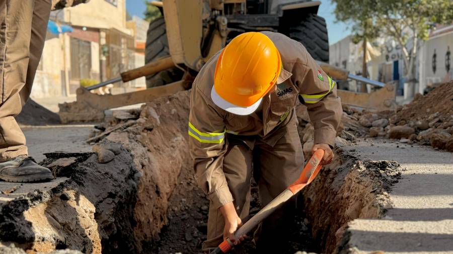 Personal de SIMAS trabaja en la calle Antonio Cofiño para renovar la red sanitaria del sector.
