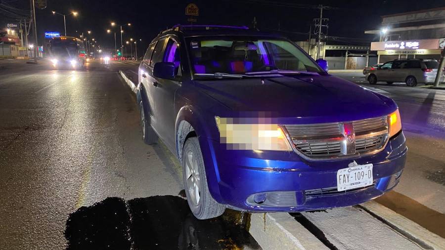 La camioneta quedó varada sobre el camellón central del periférico Luis Echeverría Álvarez.