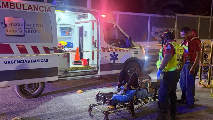 Paramédicos atendieron al joven de 24 años, quien resultó lesionado tras derrapar durante la madrugada.