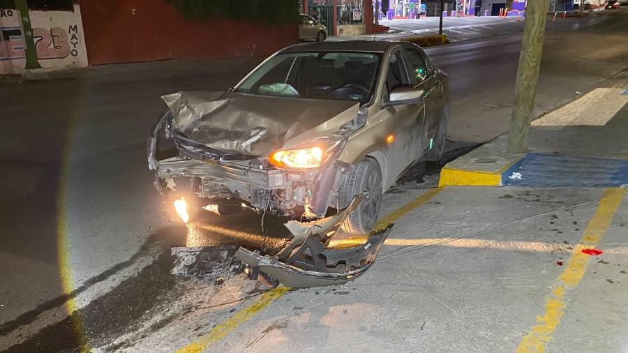El conductor del vehículo gris fue detenido en el lugar del accidente y trasladado por las autoridades competentes, tras confirmarse que manejaba bajo los efectos del alcohol.