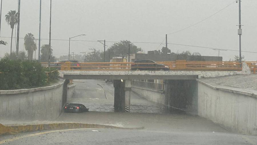 Autoridades municipales restringieron el paso en puntos considerados críticos, entre ellos el bulevar Leandro Valle, el bulevar Plan de Guadalupe y la calle Jiménez, debido a las fuertes corrientes generadas por las precipitaciones.