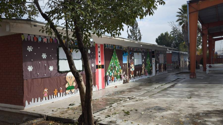 Planteles de educación básica permanecieron prácticamente vacíos por el intenso frío registrado en la ciudad.