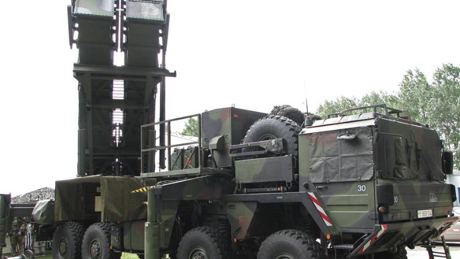 El sistema de defensa Patriot (MIM-104) es un escudo antimisiles y antiaéreo móvil de origen estadounidense fabricado por ⁠Raytheonpara interceptar misiles balísticos tácticos, misiles de crucero y aeronaves avanzada.