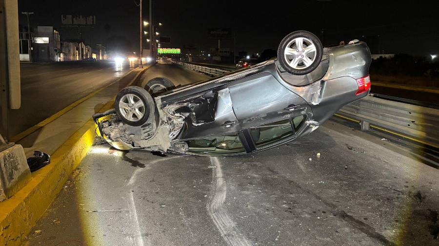 El Toyota Yaris quedó volcado con las llantas hacia arriba sobre el bulevar Nazario Ortiz.