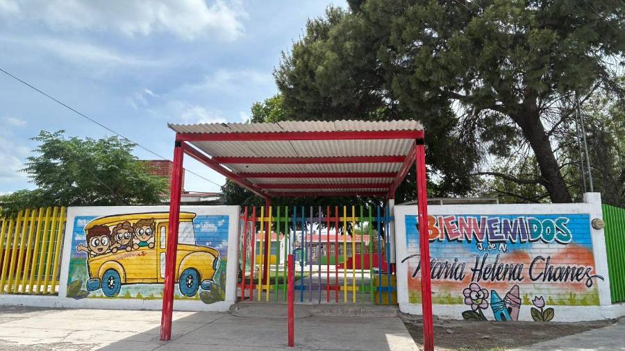 Autoridades acordonaron el área de juegos del jardín de niños mientras se realizaban las diligencias correspondientes.