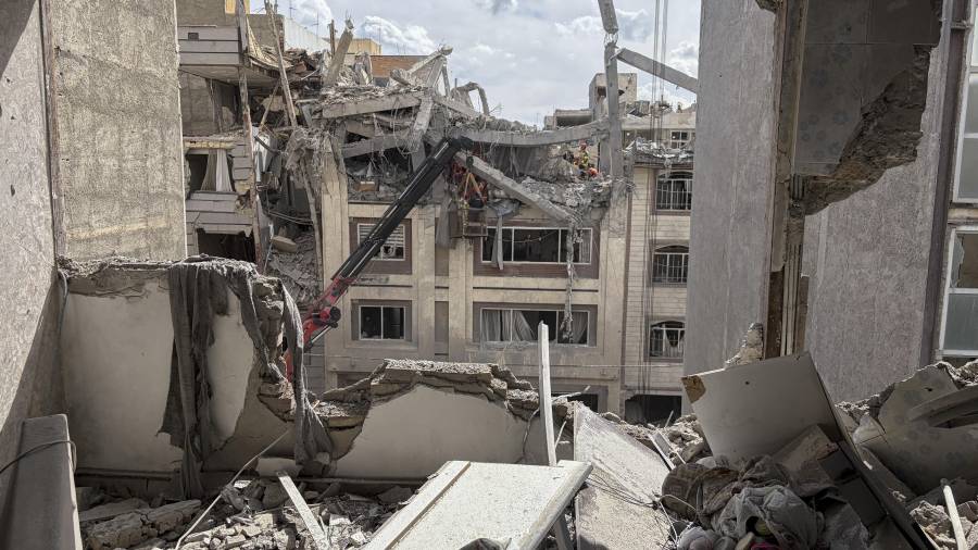 Edificios residenciales destruidos tras los ataques aéreos estadounidenses e israelíes en Teherán, Irán, el 27 de marzo de 2026.