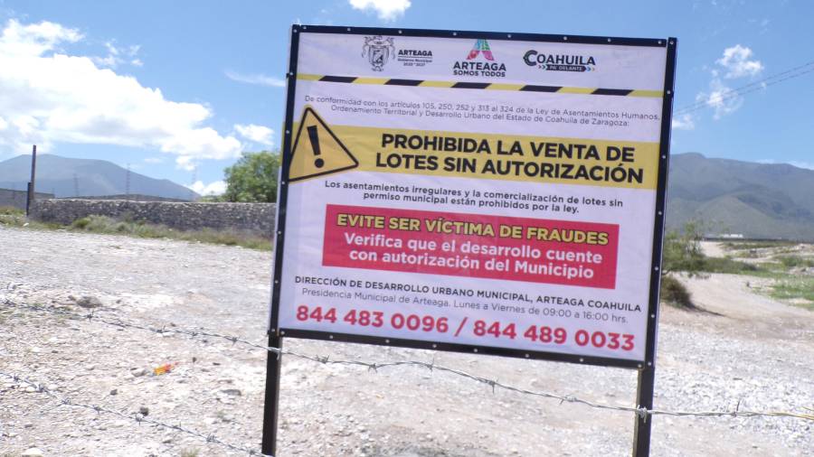 Pie de foto 1:El Ayuntamiento de Arteaga instaló avisos en El Llano de Zapalinamé para alertar sobre operaciones de compraventa presuntamente irregulares.