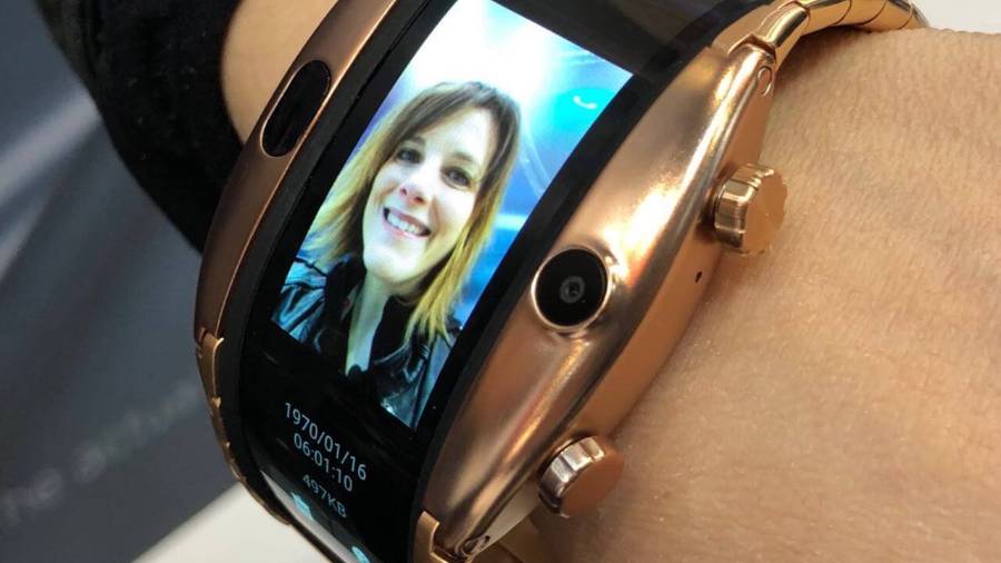 Nubia Alpha, el celular flexible que se enrolla en la muñeca como si fuera una pulsera