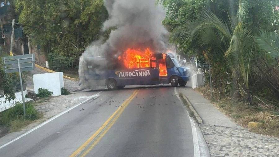 Llama a recuperar el control del país “con autoridad, inteligencia y firmeza”.