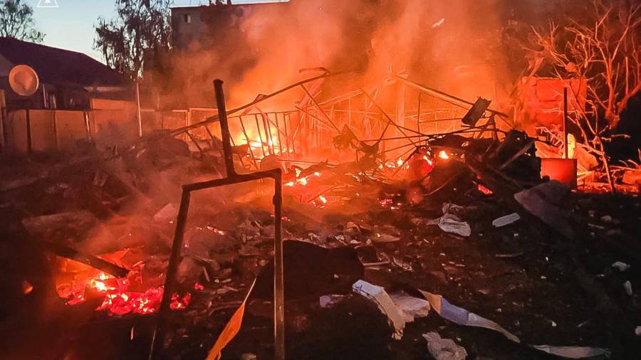 En esta fotografía facilitada por los Servicios de Emergencia de Ucrania el martes 9 de junio de 2026, se observa un edificio dañado en llamas tras un ataque ruso en Járkov, Ucrania.