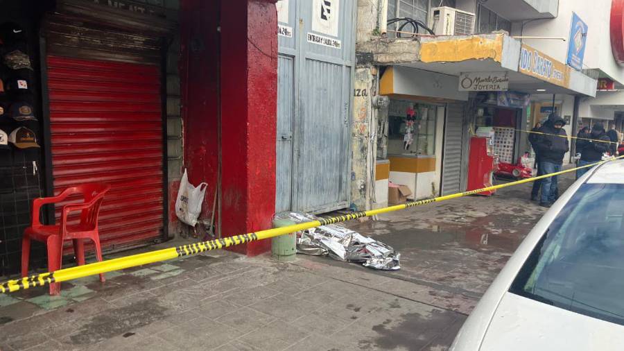 Elementos de la Cruz Roja acudieron a los sitios donde fueron localizados los dos veladores sin vida.